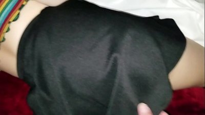 Уктап жаткан кыз мектеп окуучусу манжалары менен анын тыкан эшегин алат